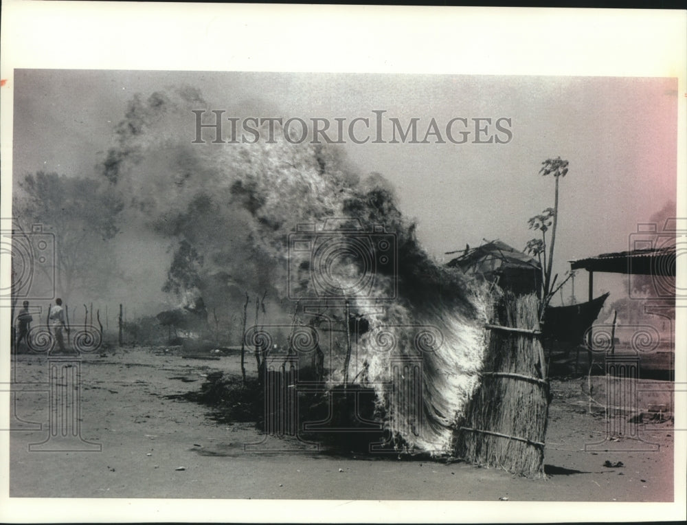 1994 Press Photo Rebel arms dump burns in Pageri in the African nation of Sudan - Historic Images