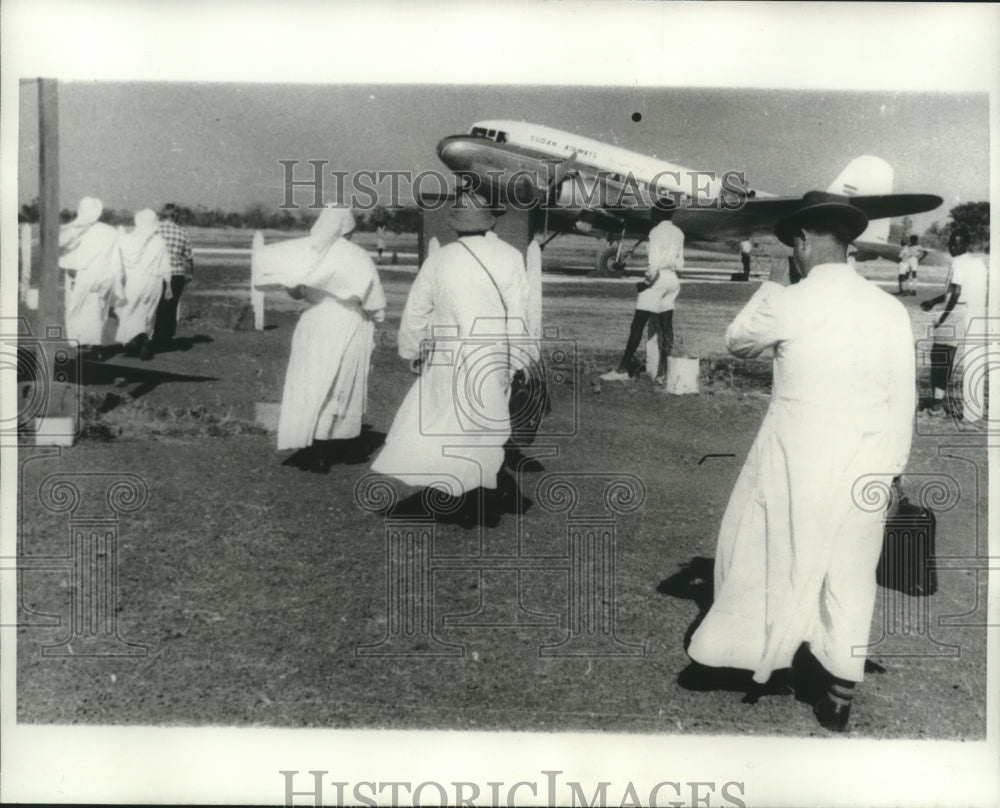 1963 Press Photo Nuns, priests walk to Sudan Airways plane after being expelled - Historic Images