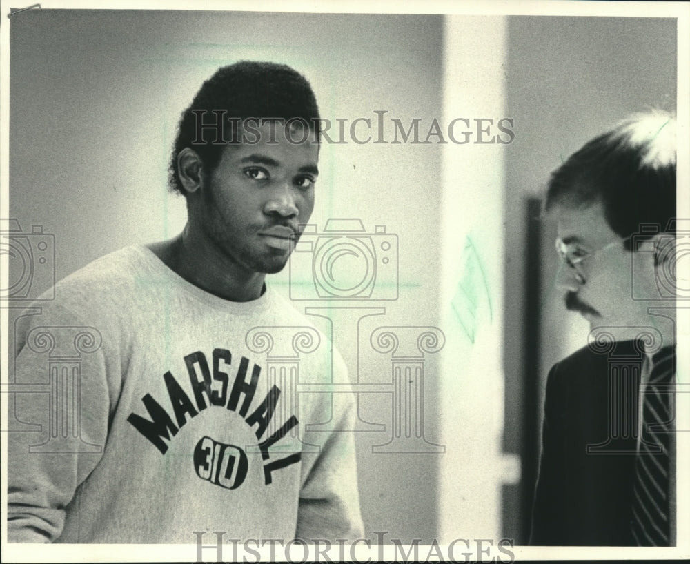 1985 Press Photo Eddie Stokes, accused of raping and robbing a 50-year-old woman - Historic Images