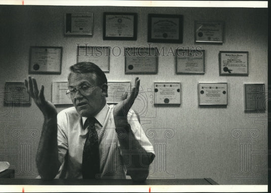 1993 Press Photo Manfred Effenhauser in his Lake Mills office - mjb98805 - Historic Images