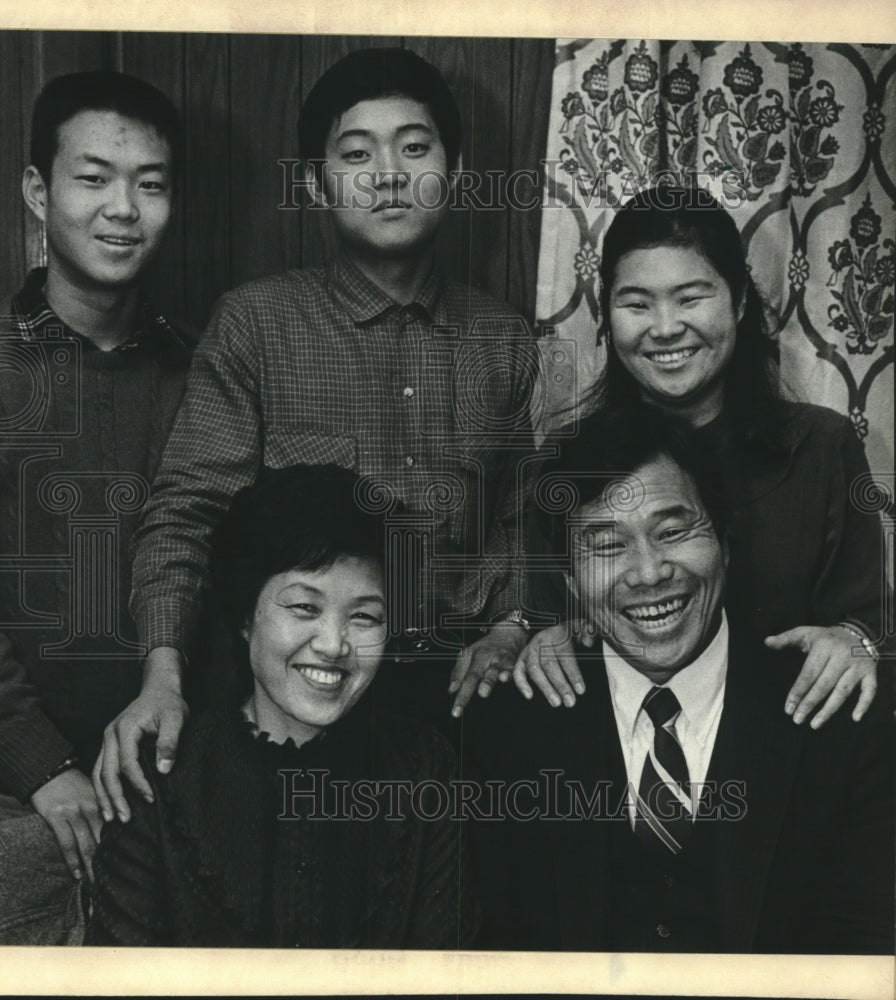 1981 Rev. Suk Ku Suh, with his wife and three children. - Historic Images