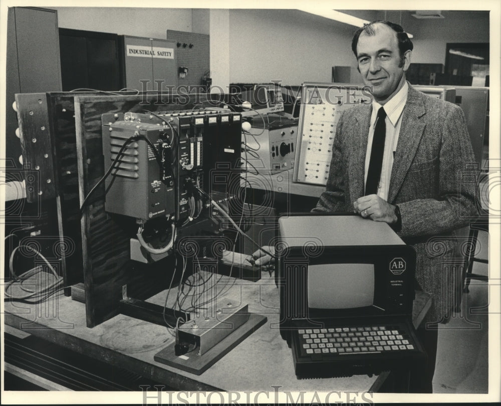 1984 Press Photo Robert Sugden of WCTI, with some of the training equipment. - Historic Images