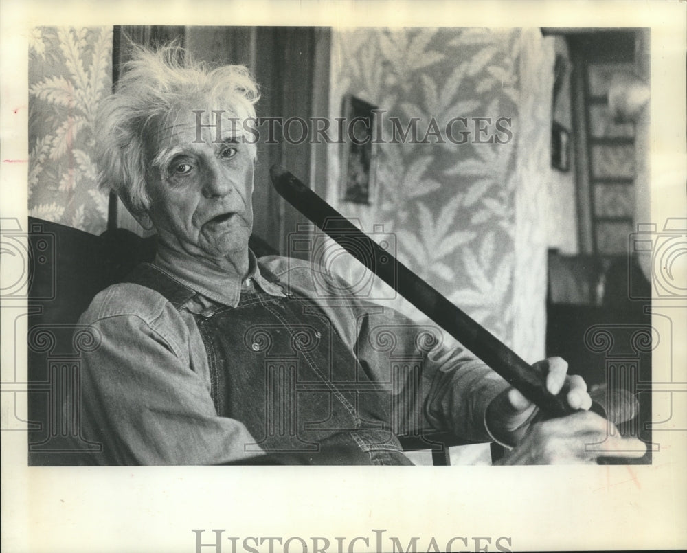 1971 Press Photo Earl Sudgen holds his shepherd&#39;s pipe - mjb98812 - Historic Images