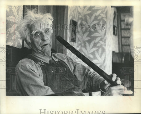 1971 Press Photo Earl Sudgen holds his shepherd's pipe - mjb98812 - Historic Images
