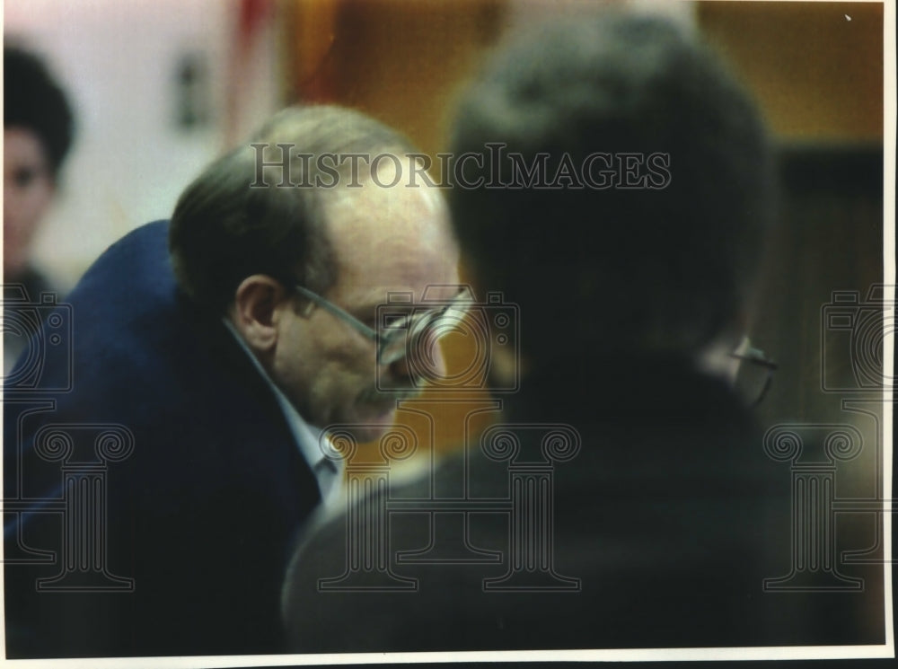 1993 Press Photo Defendant David Stokes confers with his lawyer during his trial - Historic Images