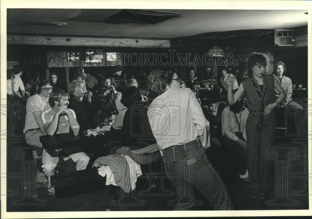 1981 Press Photo Teenage dancers and beer drinkers share the action at Rock City - Historic Images