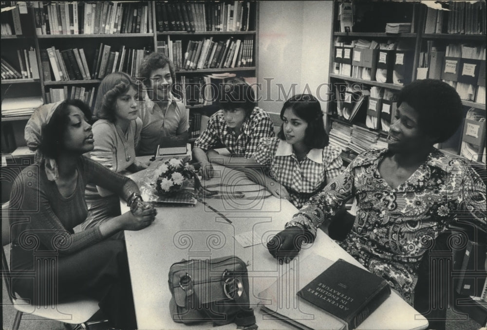 1975 Press Photo Seniors discuss the poorly planned prom at Washington High. - Historic Images