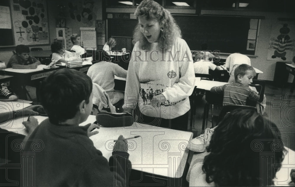 1988 Press Photo Judy Otis Teacher at St. Peter's School Slinger Wisconsin - Historic Images