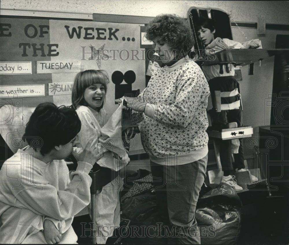 1989 Press Photo Cyndi Gasvoda Teacher at Fairview South School in Brookfield - Historic Images