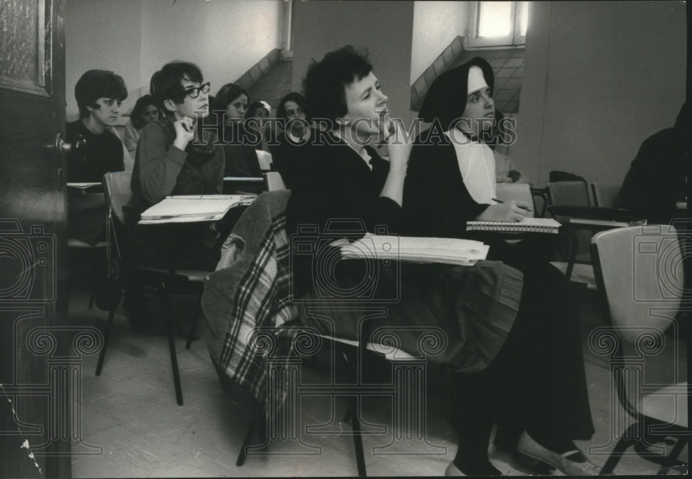 1969 Press Photo Teacher Corps interns listen to lecture at Trinity College - Historic Images