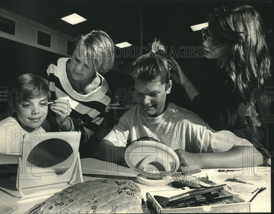 1988 Press Photo Jessica Maki and Katie Swinehart get fashion show makeovers - Historic Images