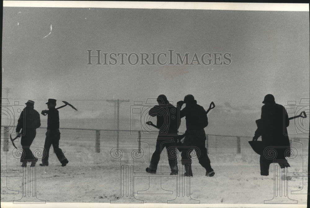 1958 Press Photo Milwaukee&#39;s city employees after shoveling snowy sidewalks - Historic Images