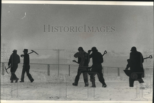 1958 Press Photo Milwaukee's city employees after shoveling snowy sidewalks - Historic Images