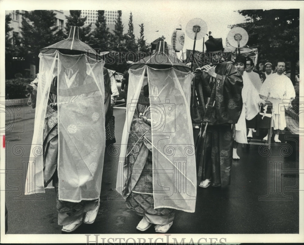 1976 Press Photo Hie Jimga proteges paraded at Sanno Festival in Japan - Historic Images