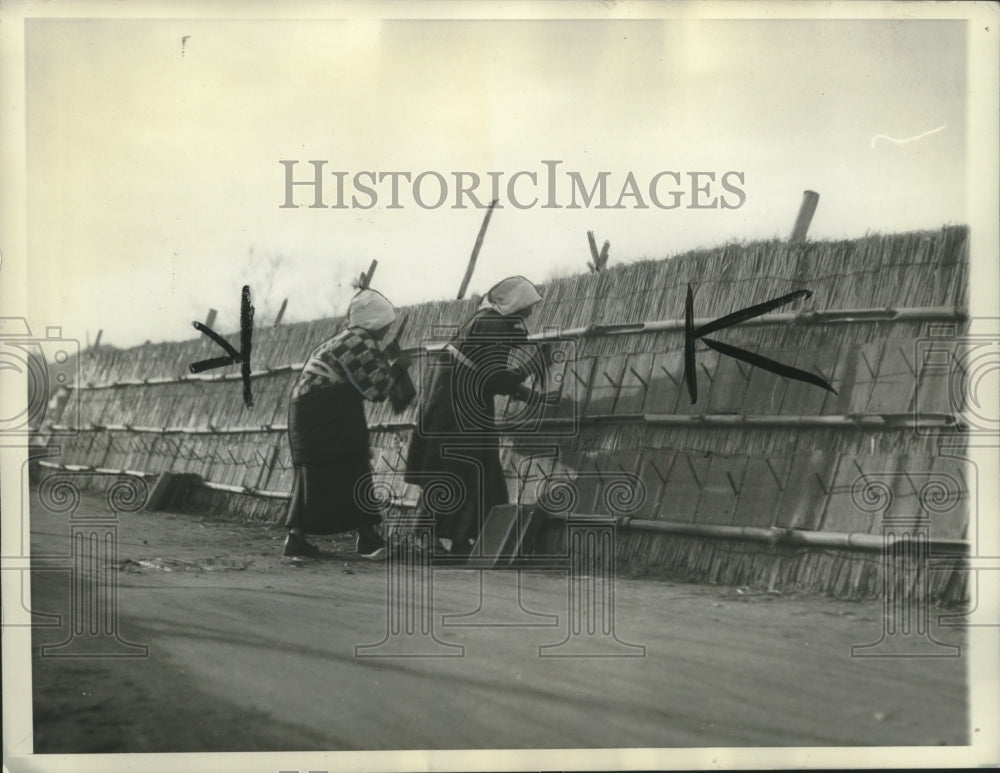 1937 Press Photo Seaweed a daily diet in Japan as women prepare it for market- Historic Images