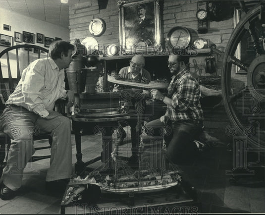 1987 Press Photo Members of Wisconsin Scale Boating Association Look Over Model - Historic Images