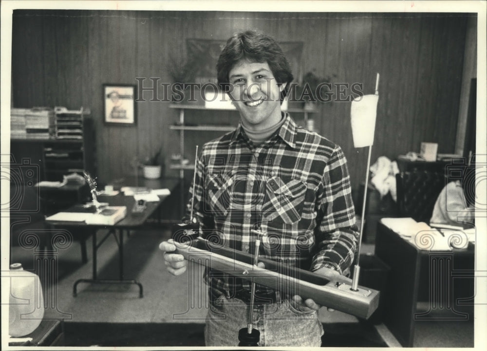 1991 Press Photo Milwaukee Inventor Boyd Stoffel Shows Strike Sensor - mjb98898 - Historic Images