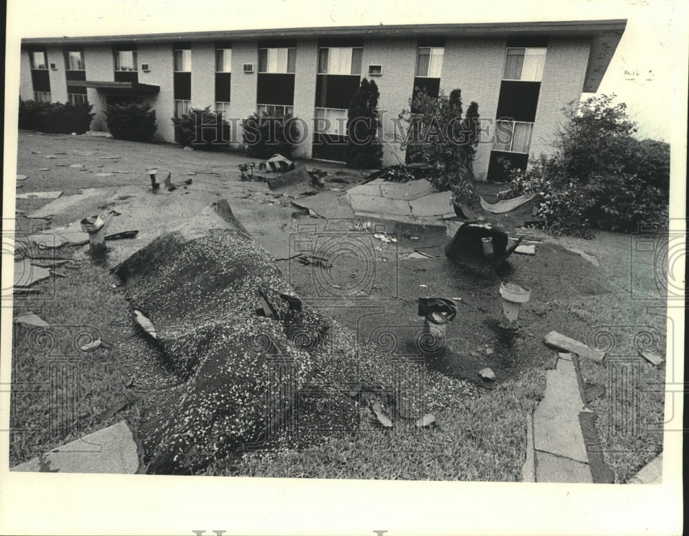 1984 Press Photo The roof lay in the yard of apartment building-Milwaukee - Historic Images