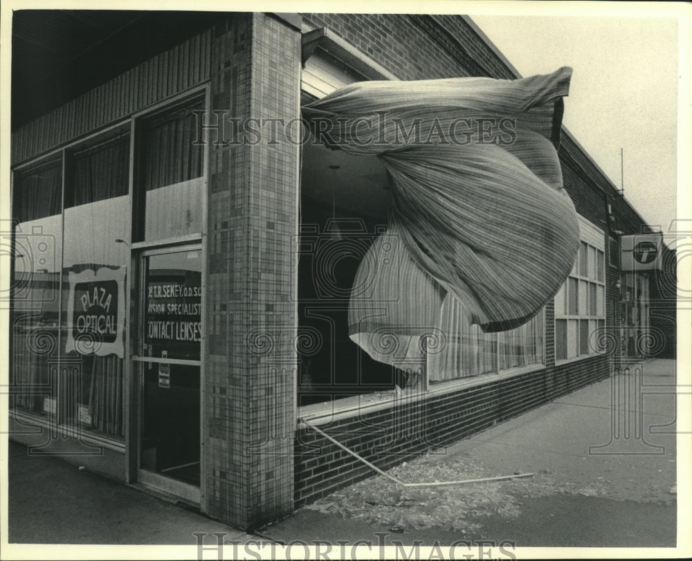 1984 Press Photo High winds took out window of Plaza Optical store-Milwaukee - Historic Images