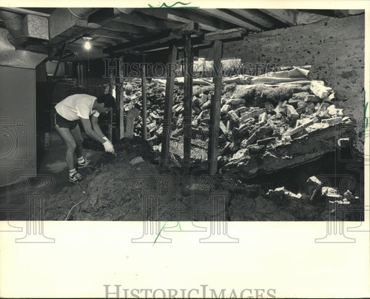 1986 Press Photo Paul Schwerzler cleans flood damage from his home, Milwaukee - Historic Images