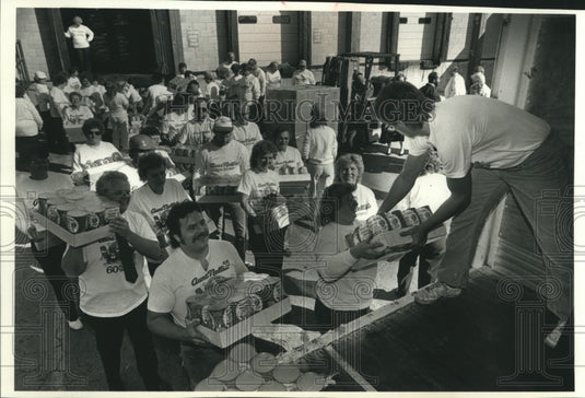1989 Press Photo Aunt Nellie's Farm Kitchen employees load truck with food - Historic Images
