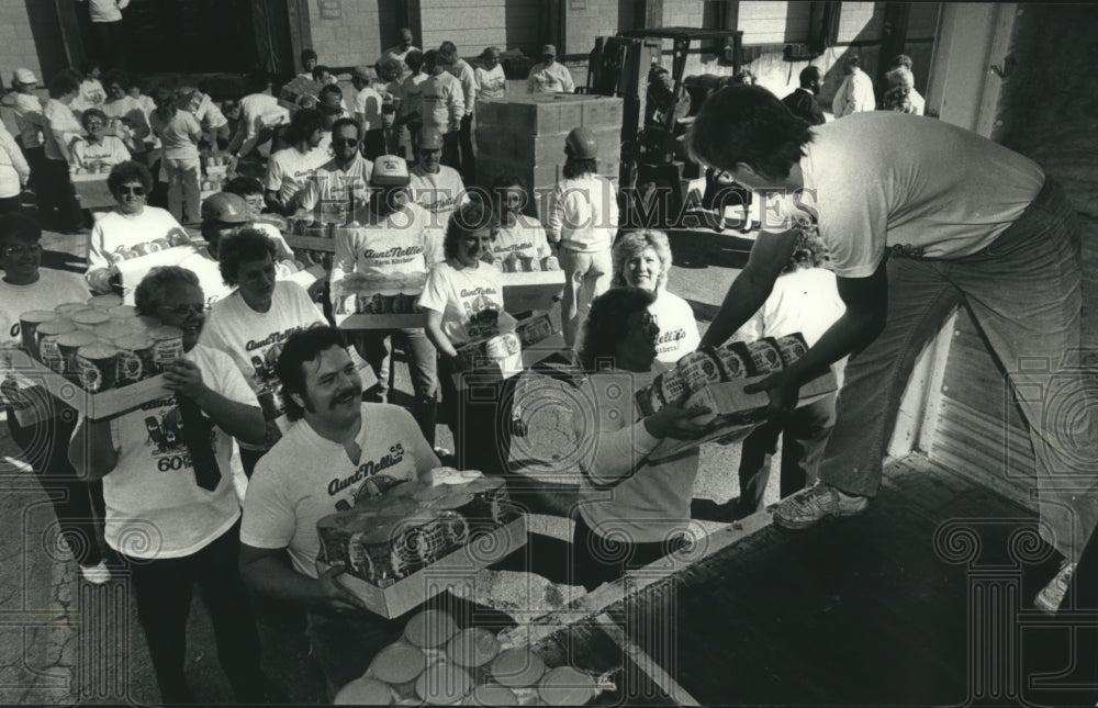 1989 Press Photo Aunt Nellie&#39;s Farm Kitchen Inc workers load food truck-Clyman - Historic Images