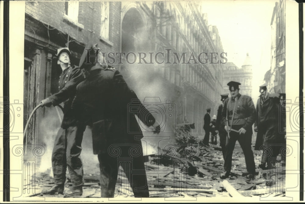 1972 Press Photo Belfast firemen and police search through debris from explosion - Historic Images