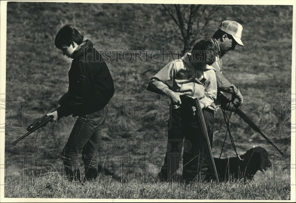 1988 Press Photo Hunter Scott Sager teaches young lads safe gun loading - Historic Images