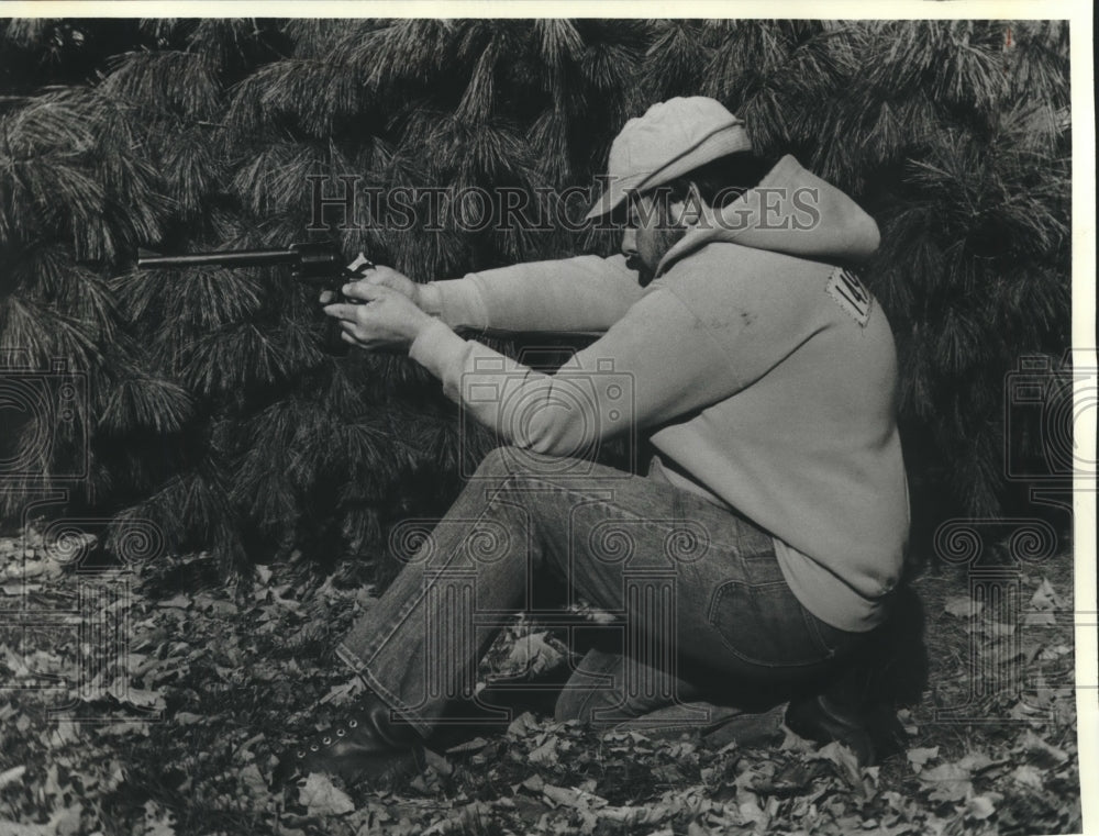 1982 Press Photo Pistol Champion Dave Ramm of Wausau took aim - mjb99114 - Historic Images