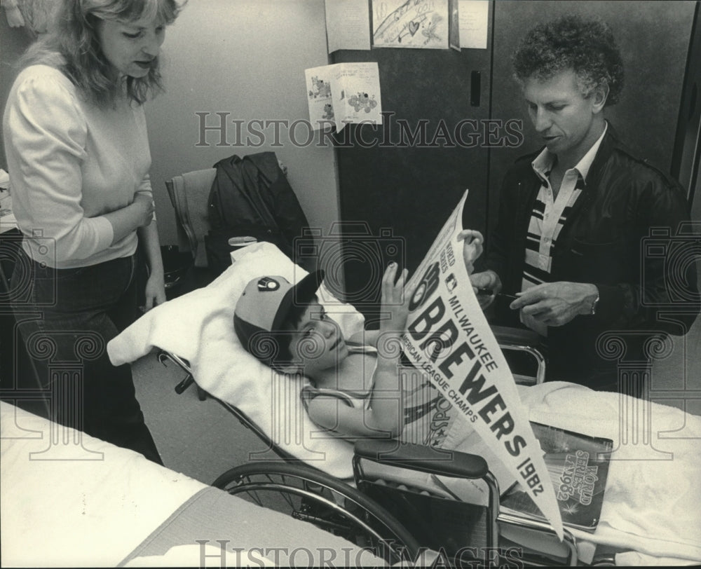 1983 Press Photo Milwaukee Brewer pitcher Don Sutton and Patrick Gregg, hospital - Historic Images