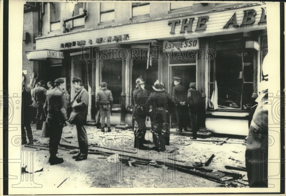 1972 Press Photo Firemen and British Troops Stood Outside Belfast Restaurant-Historic Images