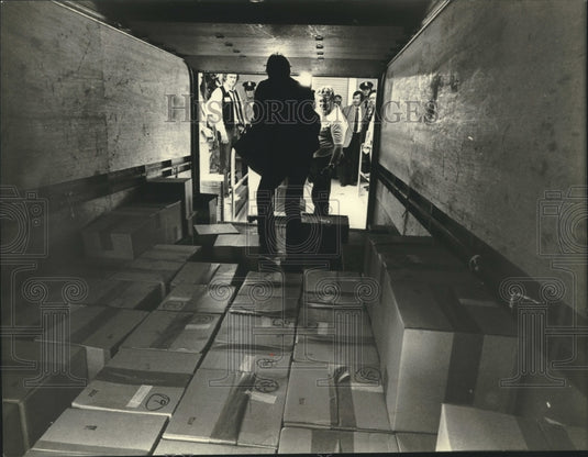1981 Press Photo Milwaukee cable television franchise proposals being unloaded - Historic Images