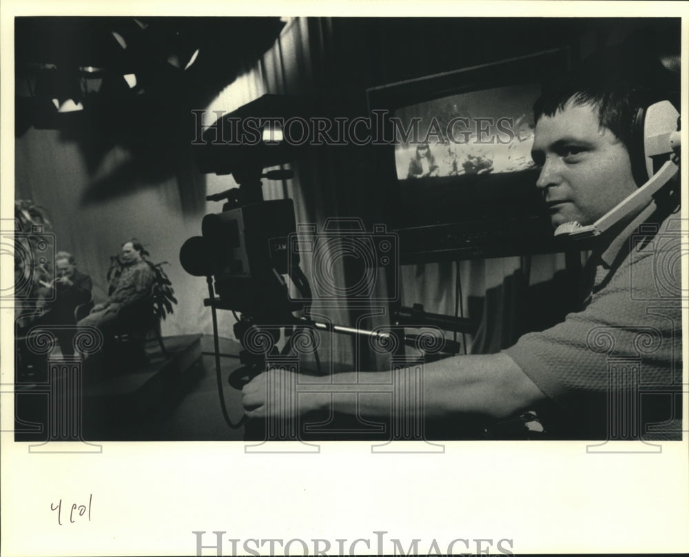 1987 Press Photo Warner Cable Co. blind camera operator, Mike Hall, at work - Historic Images