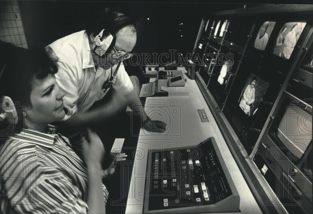 1989 Press Photo Shari McCauley and Lee Arhleger work on cable television show - Historic Images