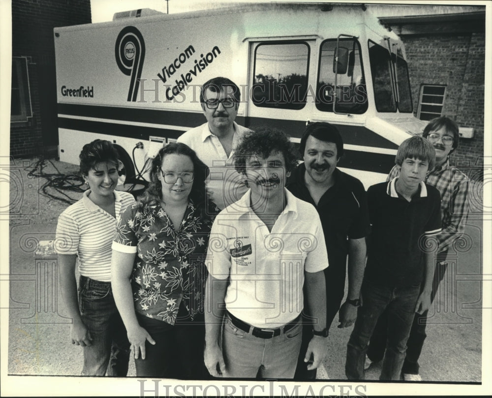 1983 Press Photo The volunteer Viacom cable TV crew of Milwaukee - mjb99210 - Historic Images