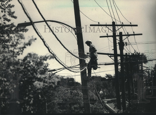 1984 Press Photo A worker installs cable-television system in Milwaukee - Historic Images