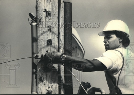1984 Press Photo Joe Shepard adjusts support of cable-television system - Historic Images
