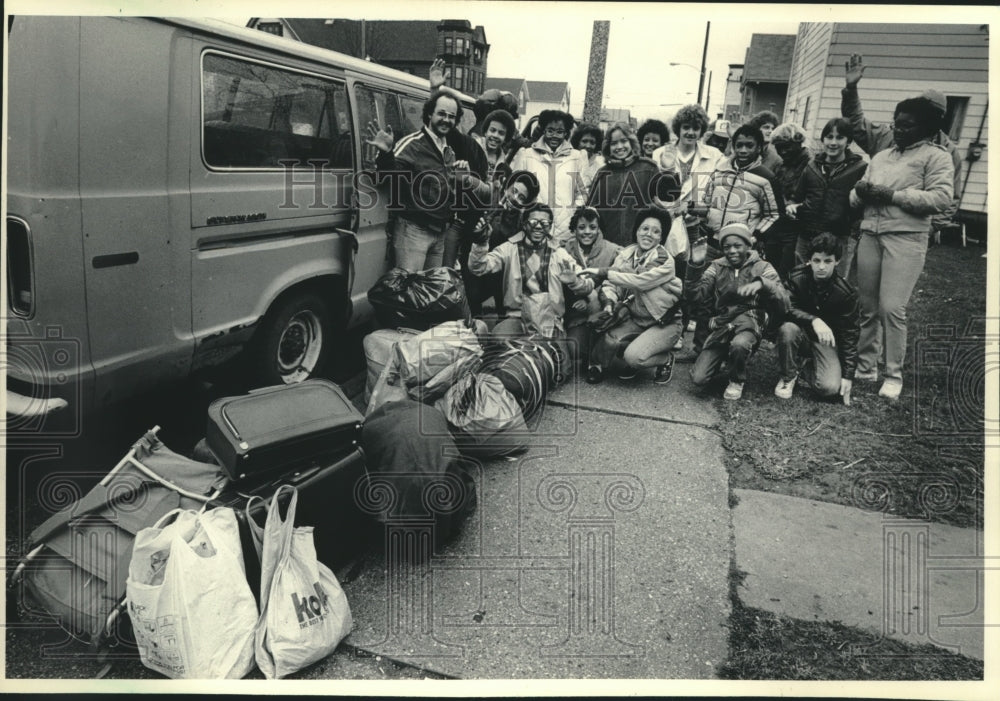 1984 Press Photo Inner City kids and counselors taking off to Camp Flambeau. - Historic Images