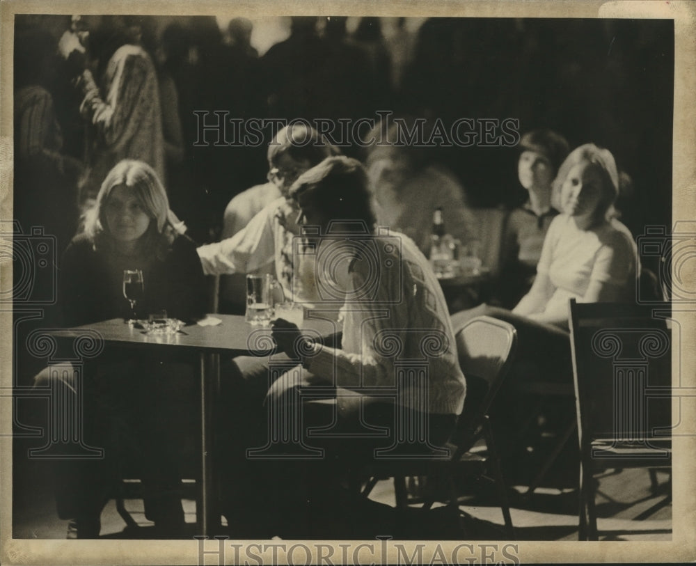 1976 Press Photo Crowd listens to &quot;Short Stuff&quot; in Century Hall, Milw., Wis. - Historic Images