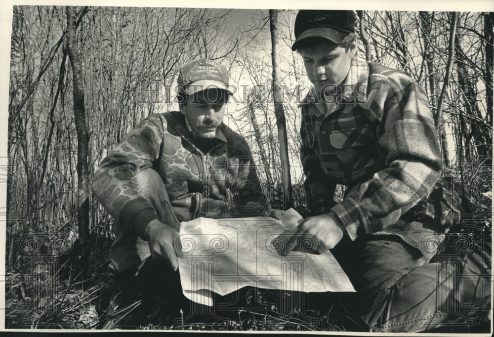 1992 Press Photo Al Denninger, John Metz plan their hunting opening day strategy - Historic Images