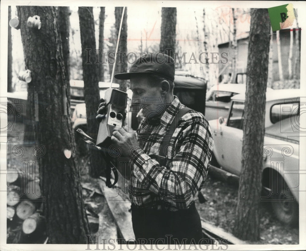 1952 Press Photo Frank Schmitt taking a call from rescue squad&#39;s radio. - Historic Images