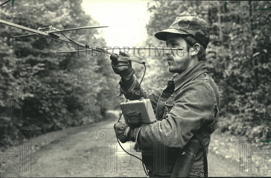 1987 Press Photo Jim Boyle used electronic gear to find dogs with transmitters. - Historic Images