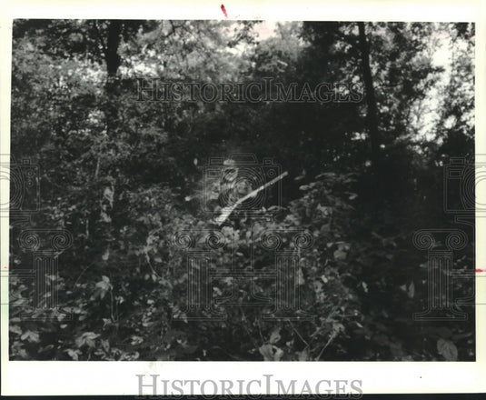 1994 Press Photo Bob O'Hara with his muzzleloader, hunts bear near Grantsburg - Historic Images