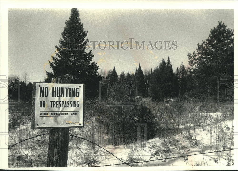 1990 Press Photo Sign tells hunters they must pay fee to hunt on this property. - Historic Images