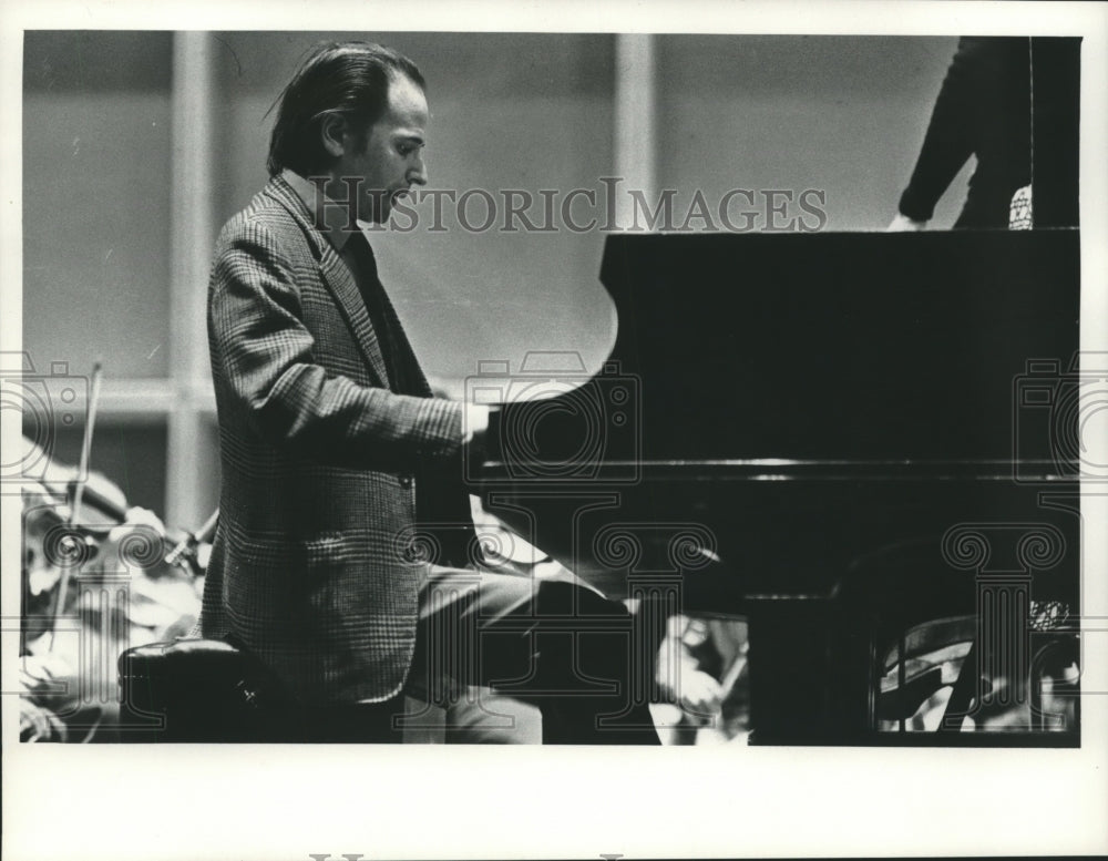 1975 Press Photo Pianist Byron Janis at Uihlein Hall -PAC - mjb99292 - Historic Images