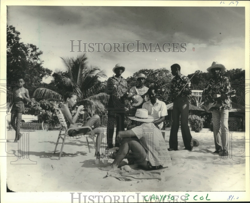 1981 Press Photo Calypso musicians play for tourists on Jamaica beach-Historic Images