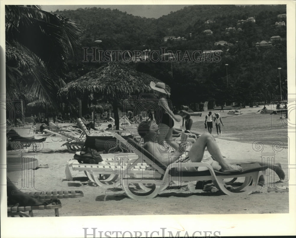 1990 Press Photo Tourists on white sand beaches at Ocho Rios, Jamaica - Historic Images