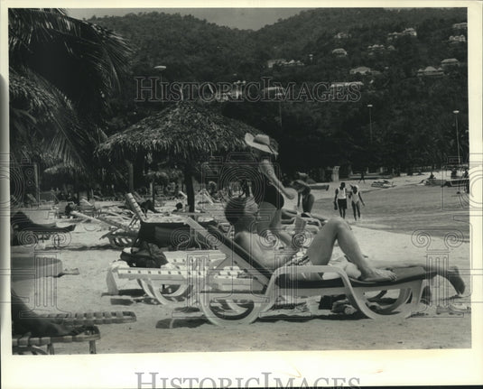 1990 Press Photo Tourists on white sand beaches at Ocho Rios, Jamaica - Historic Images