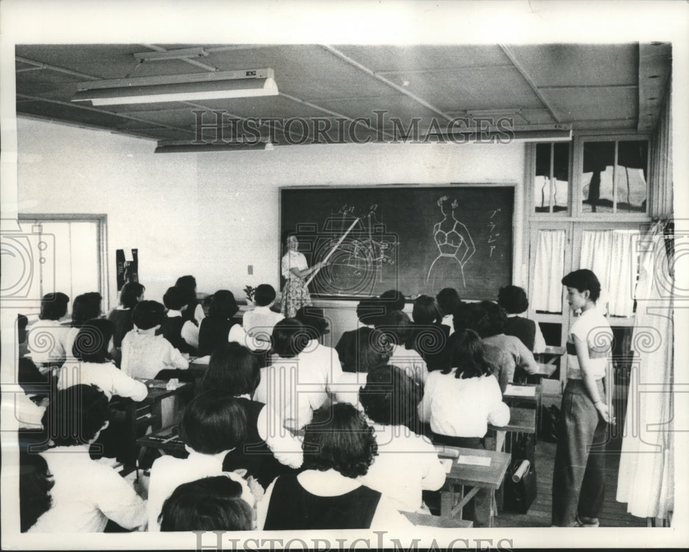 1955 Press Photo Mrs. Kaimi Teaches Class In Dressmaking In Hiroshima, Japan - Historic Images