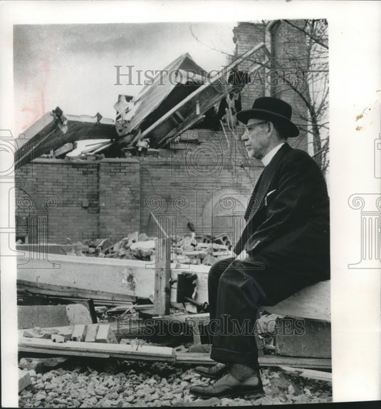 Press Photo Father John Magoulis views ruins of church, Allen Park, Detroit - Historic Images